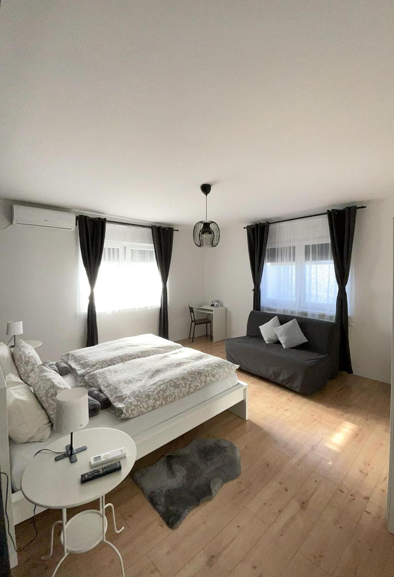 4 Stars Apartments Near Airport เวลิคาโกริตซา ภายนอก รูปภาพ