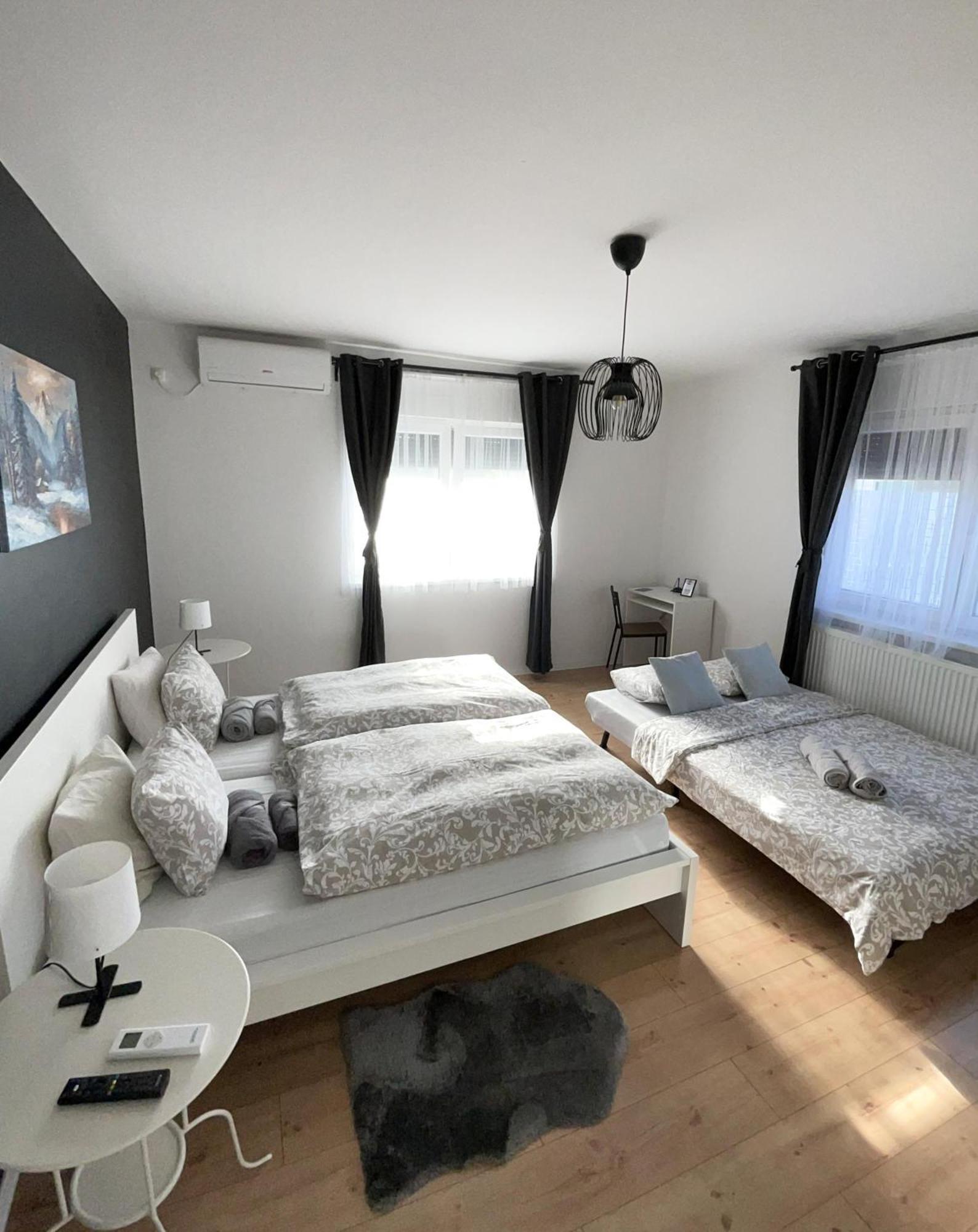 4 Stars Apartments Near Airport เวลิคาโกริตซา ภายนอก รูปภาพ